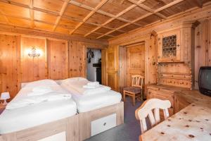 Postel nebo postele na pokoji v ubytování Heart Hotel Talhof Nigg