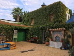 A garden outside La calle