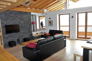 a living room with a couch and a fireplace at Chalet avec vue imprenable in Montvalezan