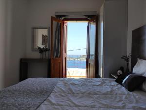 Llit o llits en una habitació de Afroditi Hotel and Hostel