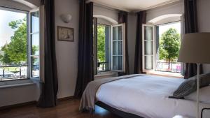Postel nebo postele na pokoji v ubytování L'Hôtel by Hostellerie du Château