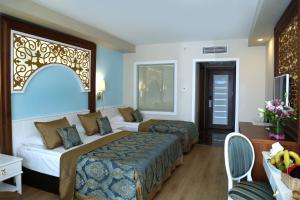 Postel nebo postele na pokoji v ubytování J'adore Deluxe Hotel & Spa Ultra All Inclusive