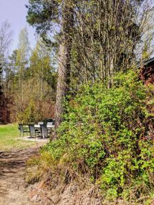 a group of tables and chairs next to a tree at Kesäelo in Porvoo