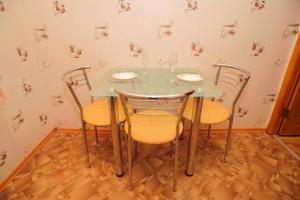 une table avec quatre chaises, une table et un mur dans l'établissement Тараскова 4, à Tcherkassy