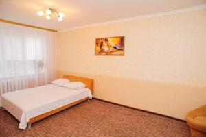 - une chambre avec un lit et une peinture murale dans l'établissement Тараскова 4, à Tcherkassy