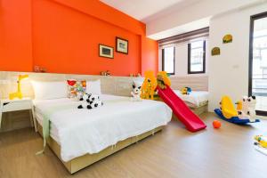 a childrens bedroom with two beds and a slide at 曉翠軒親子民宿 in Wujie
