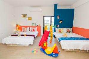 a childrens bedroom with two beds and a slide at 曉翠軒親子民宿 in Wujie