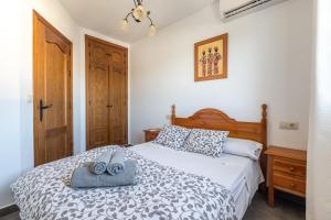 una camera da letto con un letto con due scarpe blu sopra di APARTAMENTO LUZ A a Bolonia