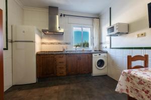 kuchnia z lodówką i pralką w obiekcie APARTAMENTO LUZ A w mieście Bolonia +9 zdjęć