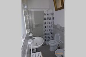 un piccolo bagno con servizi igienici e lavandino di Galatone -Salento-, vicino a Gallipoli, super appartamento 6 persone a Galatone