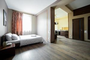 Un dormitorio con una cama y una ventana grande. en Апартаменти на площі Митній, en Leópolis