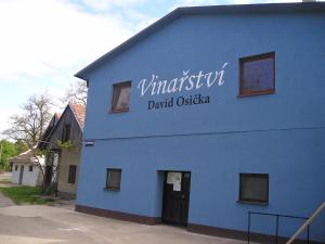 un edificio azul con un cartel para una oficina dental en VINAŘSTVÍ DAVID OSIČKA, en Velké Bílovice