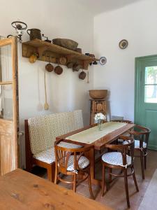 Hengermalom Kúria في Szécsény: غرفة طعام مع طاولة وكراسي خشبية