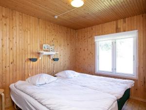 ロンストラップにある4 person holiday home in Hj rringの木製の壁のベッドルーム1室