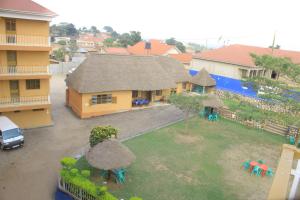 eine Luftansicht eines Hauses mit Hof in der Unterkunft Pride Travellers Hotel Mubende in Mubende