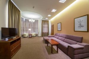 TV a/nebo společenská místnost v ubytování Alarus Luxe Hotel