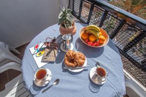 una mesa con un bol de fruta y dos tazas de té en Casa Coral with sea views & AC, en Puerto del Carmen