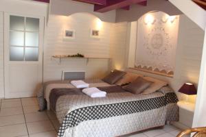 a bedroom with a bed with two towels on it at Auberge de Keringar in Le Conquet