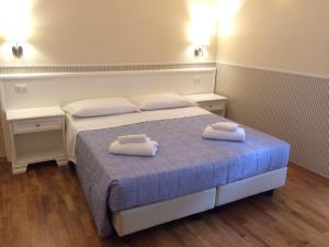 A bed or beds in a room at Relais Duomo Adelaide