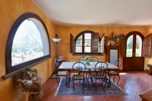 - une salle à manger avec une table et des chaises dans l'établissement CASE&COLLINE Villa Laura, à Montescudaio