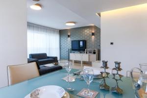 Gallery image of Comfort 3BR Apt with Balcony near Beach by FeelHome in Tel Aviv