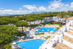 マルベーリャにあるホテル ヴィメ ラ レセルバ デ マルベーリャのリゾートのプールの空からの景色を望めます。