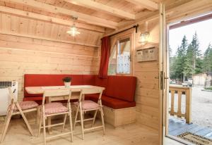 una casa pequeña con mesa y sillas en Camping Sass Dlacia en San Cassiano