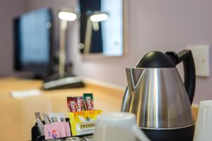 黑爾的住宿－曼徹斯特機場智選假日酒店，一张桌子上的一个金属茶壶