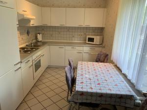 eine Küche mit einem Tisch und einer Mikrowelle in der Unterkunft Ferienwohnung Duensing in Neudorf