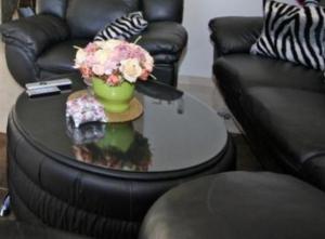 una mesa con un jarrón de flores sobre una mesa en Apartment Ana, en Cavtat