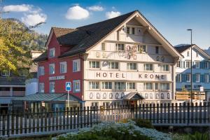 Urnäsch的住宿－Hotel- Restaurant Krone，酒店前面有围栏,