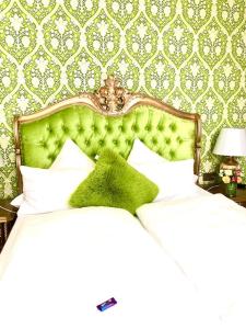 Postel nebo postele na pokoji v ubytování Boutiquehotel Villa Rosenhof + 36 fotografií