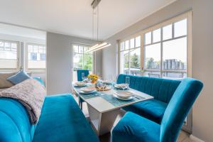 une salle à manger avec des chaises bleues et une table dans l'établissement Ferienhaus Seeblick, à Binz