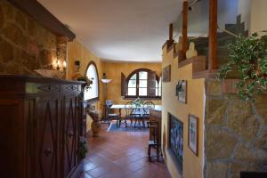 une cuisine et une salle à manger avec un mur en pierre dans l'établissement CASE&COLLINE Villa Laura, à Montescudaio