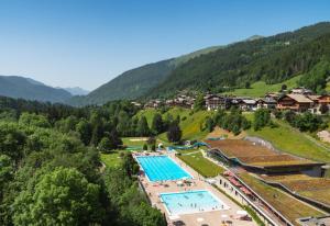 een luchtfoto van een resort met zwembad bij Valdez Suite in Morzine