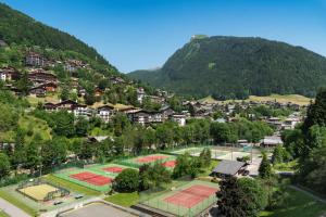 een luchtfoto van een dorp met tennisbanen bij Valdez Suite in Morzine +4 foto's