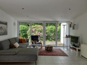 a living room with a couch and a tv at Seegarten #9 in Stadtlauringen