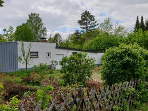 StadtlauringenにあるSeegarten #9の庭の柵付白家