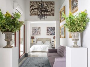 a living room with a bed and a couch at VAC LUXURY HOME SEVILLA in Seville