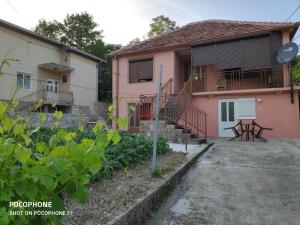 Una casa con una mesa de picnic delante de ella. en Apartman Pavle 2, en Virpazar
