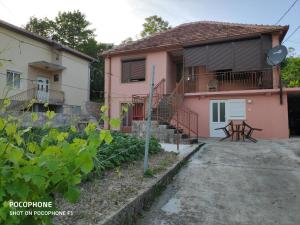 a house with a picnic table in front of it at Apartman Pavle 2 in Virpazar