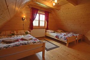 Posteľ alebo postele v izbe v ubytovaní Domek Góralski U Hanki Domek przy Stoku