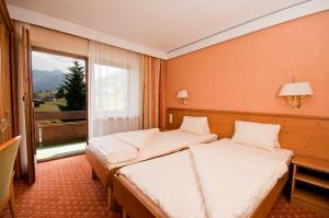 Rúm í herbergi á Suitehotel Kleinwalsertal