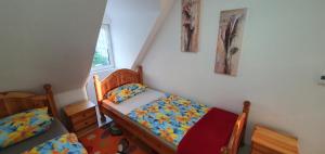 Rúm í herbergi á B-Hostel