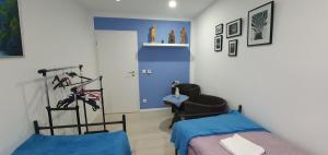 Rúm í herbergi á B-Hostel