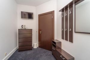 łazienka z drewnianymi drzwiami i komodą w obiekcie Za Zielonymi Drzwiami w mieście Sopot