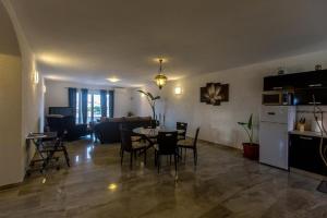 una cucina e un soggiorno con tavolo e sedie di Guest House Casa Mia - Rooms & Apartments a Rovigno (Rovinj)
