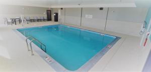 - une grande piscine d'eau bleue dans une chambre dans l'établissement avid hotel Perry-National Fairground Area, an IHG Hotel, à Perry