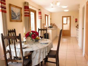 uma cozinha e sala de jantar com mesa e cadeiras em Rocky Mountain View Cottage em Killilan