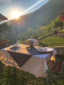 un tavolo con piatti e bicchieri da vino sopra di Le Castagne Matte a Stenico